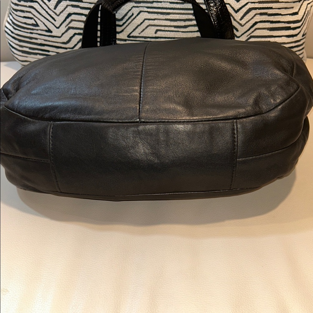 Coach Lynn Soho Leather w/ Patent Trim Black Shoulder Bag EUC - Picture 6 of 10